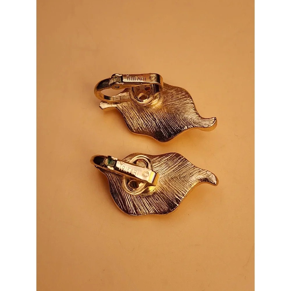 Vintage TRIFARI Signed Gold Tone White Enamel Leaf Clip‎ on Earrings FREE $HIP!!